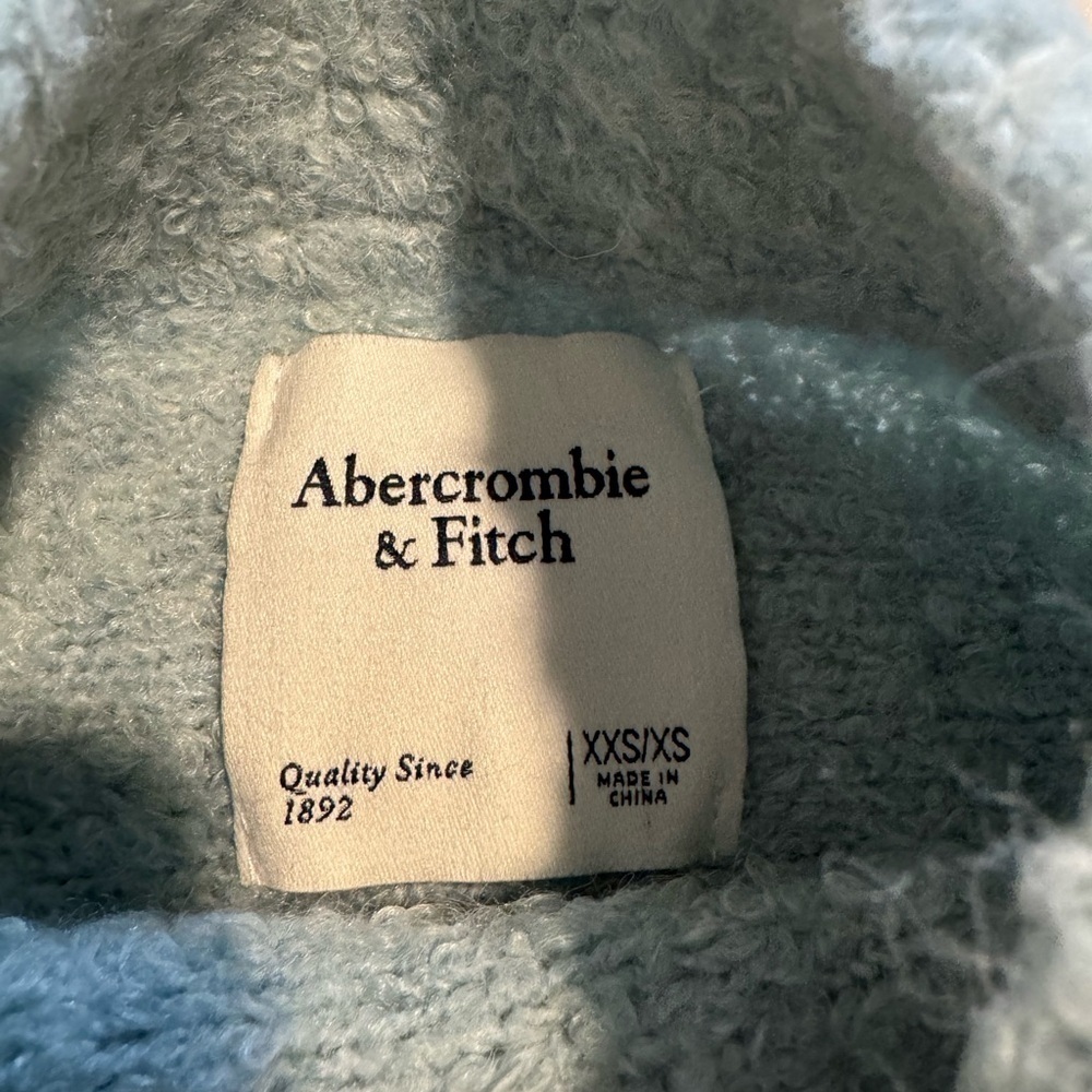 Abercrombie and Fitch sweater like new​​​ - Picture 2 of 3